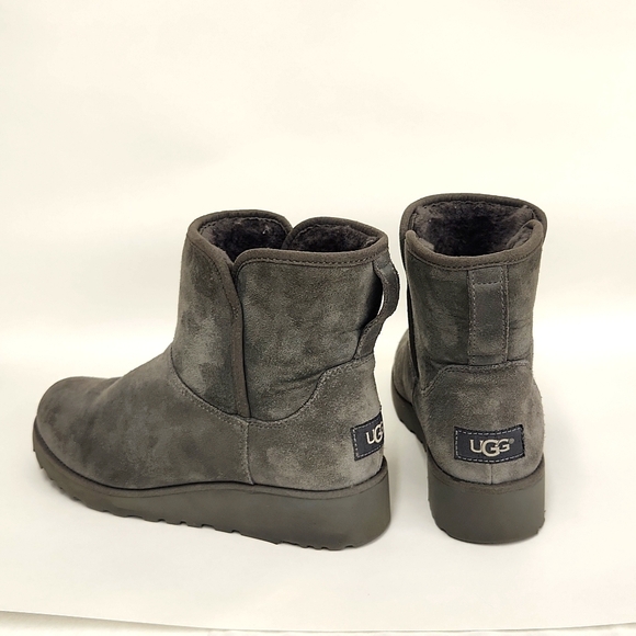 UGG Shoes - Ugg Women's Classic Mini 2 size 6